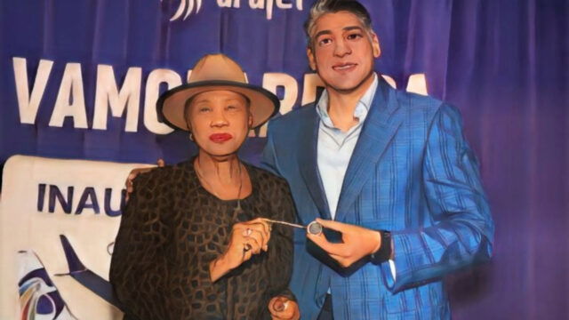 CEO de Arajet recibe llaves de Cambridge por inicio de operaciones hacia Boston