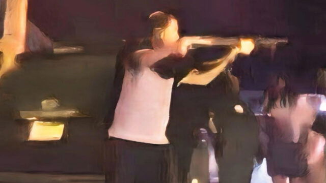 Polémica en La Vega por video donde un hombre apunta con arma larga a familia en la vía pública