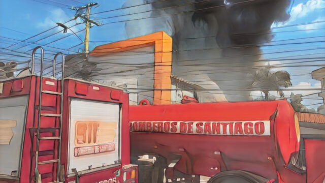 Incendio afecta instalaciones de Prodacom en Santiago; se reporta un herido