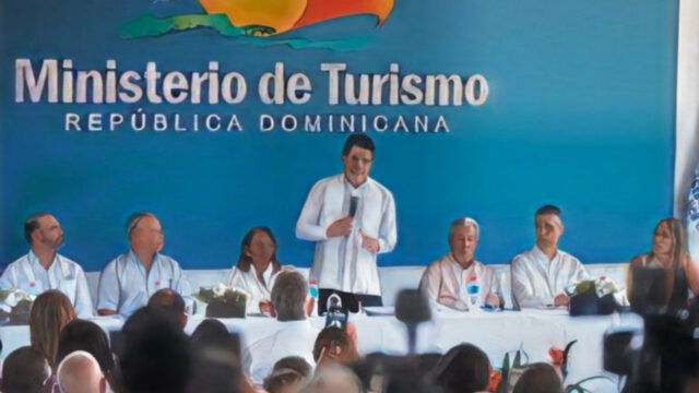 David Collado impulsa Bayahíbe: Inaugura parqueo, anuncia hotel de 500 habitaciones y obras comunitarias