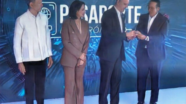 RD entra a la era digital: Abinader recibe el primer pasaporte electrónico