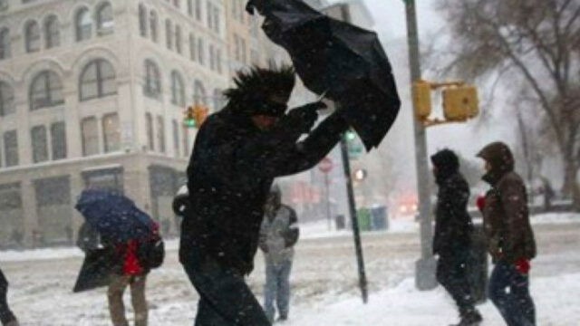 Nueva York y estados vecinos bajo alerta por frío extremo y nieve; afecta a la comunidad dominicana.