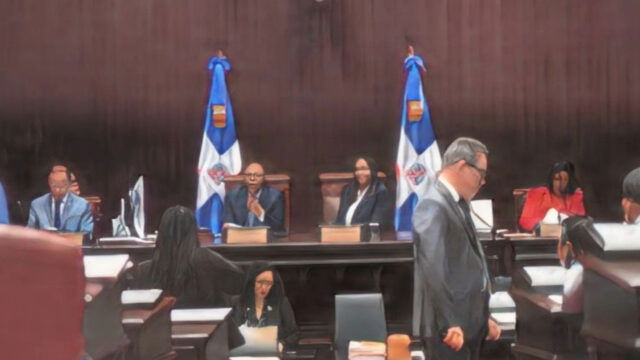 Abinader observa y devuelve a la Cámara de Diputados ley para pagar deudas a contratistas.