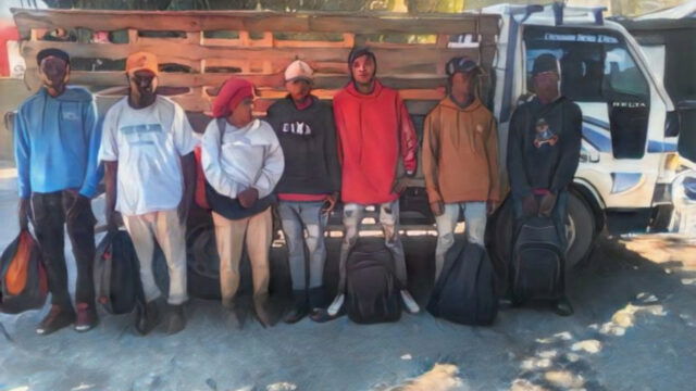 Ejército intercepta camión con haitianos indocumentados en Navarrete.