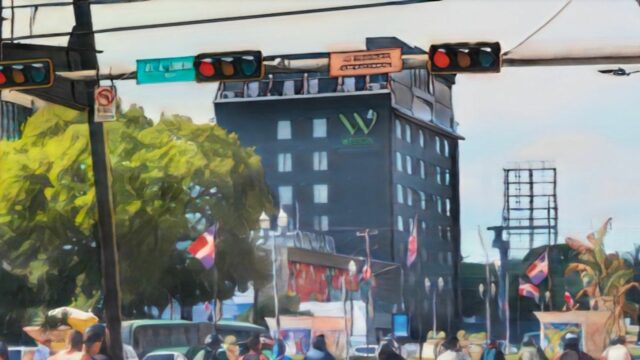 Anarquía sobre dos ruedas: Motoristas desafían la autoridad y los semáforos en el Gran Santo Domingo.