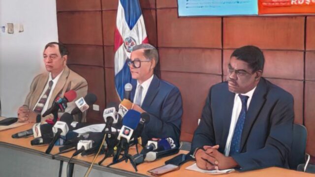 Salario mínimo sube un 8% este febrero: Empresas grandes alcanzarán los RD$29,988.