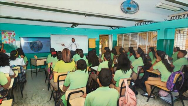 Aulas asfixiantes: Sobrepoblación escolar en RD viola la ley y frena el aprendizaje.
