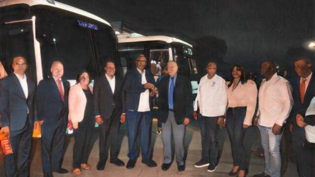 UASD impulsa movilidad y seguridad con la entrega de nuevas flotillas y un tren eléctrico.