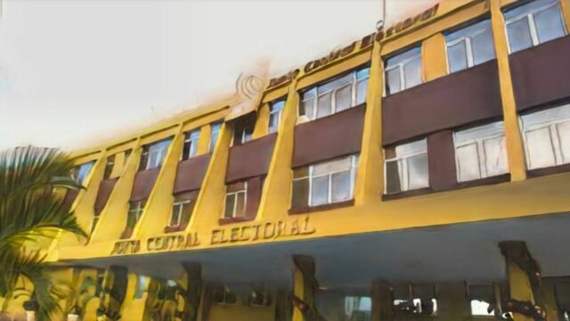 JCE presenta la nueva cédula de policarbonato con grabado láser.