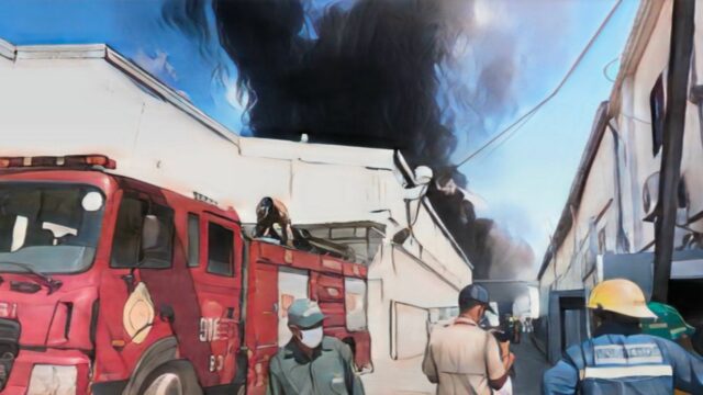 San Cristóbal bajo alerta: Incendio en fábrica de plásticos Katae Group moviliza a bomberos de siete municipios