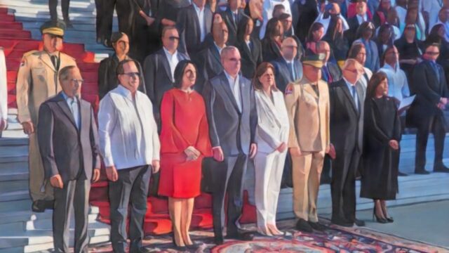 Abinader encabeza solemne homenaje a la Bandera Nacional en el Palacio Nacional