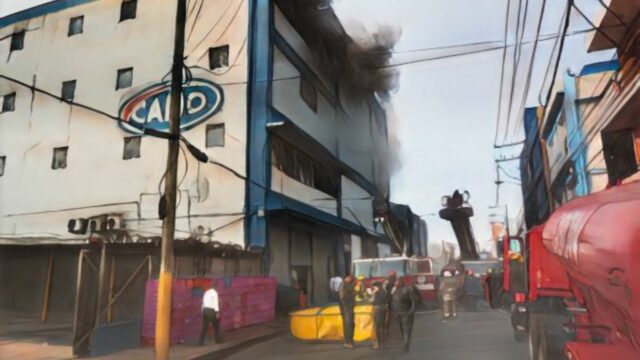 Incendio en Tienda Garrido: 100 bomberos y drones de la FARD combaten el siniestro