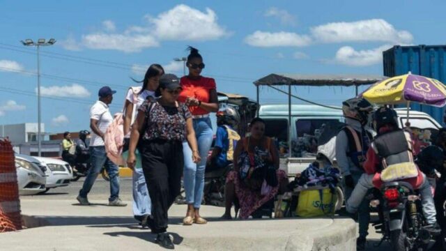 Empresarios respaldan a Abinader mientras ciudadanos temen alza en pasaje y comida