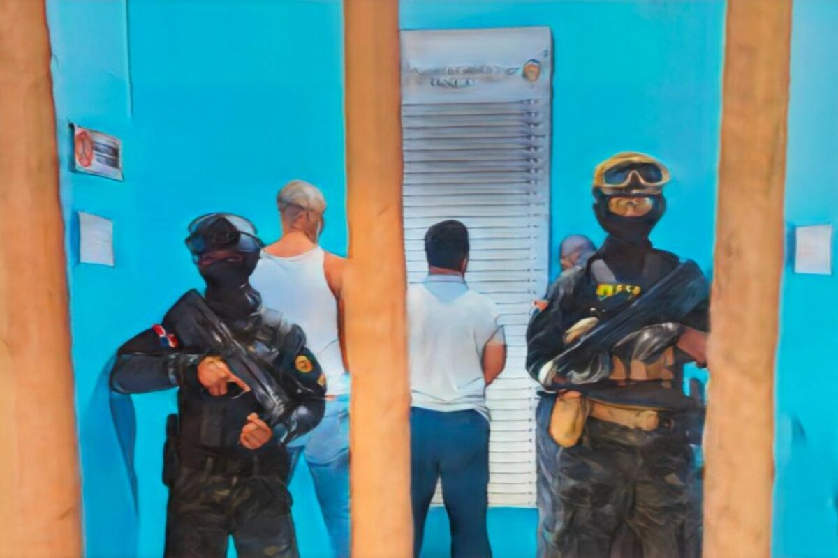 Empleados y ex empleados arrestados por cocaína oculta en lechosas