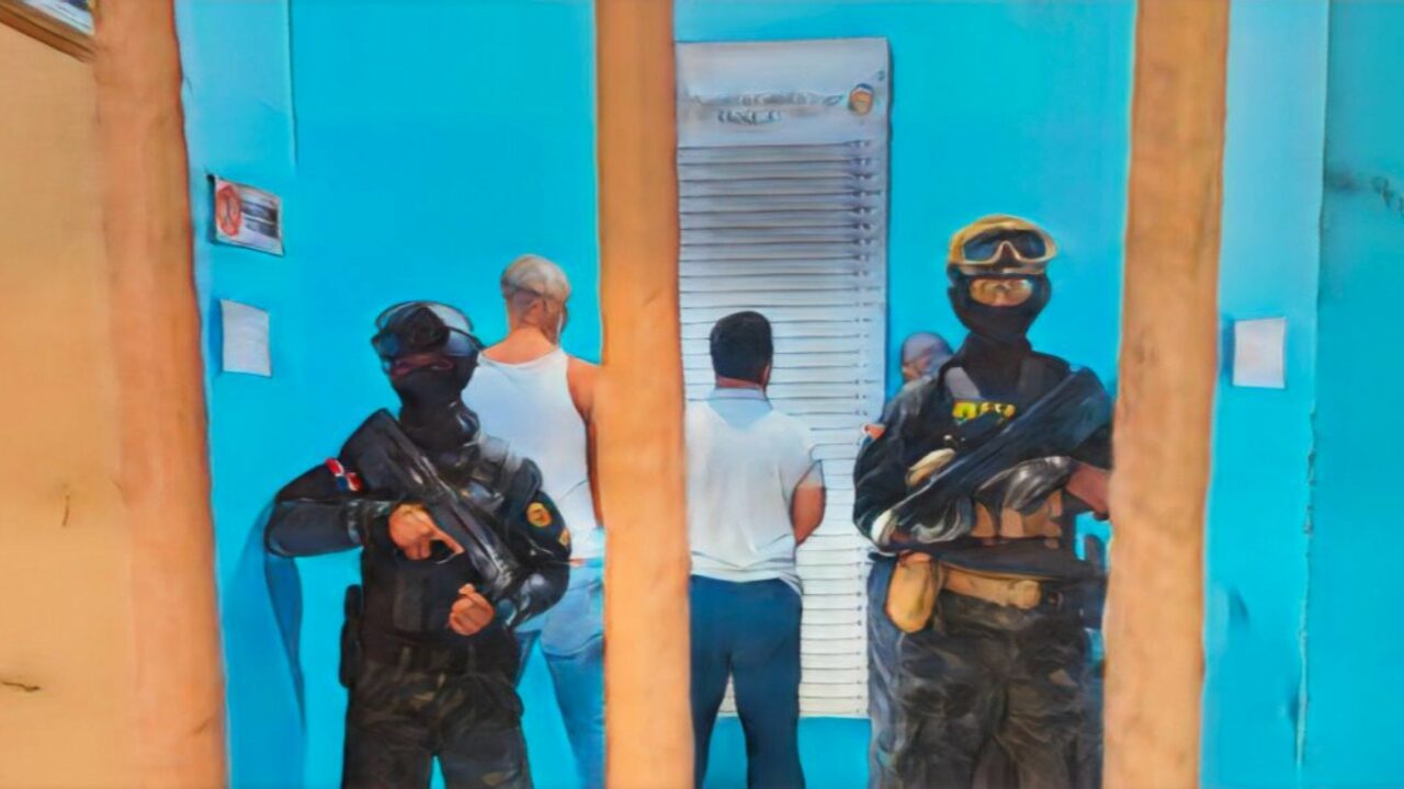 Empleados y ex empleados arrestados por cocaína oculta en lechosas