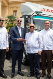 Abinader refuerza al INESPRE con nueva flotilla para combatir el alza de precios