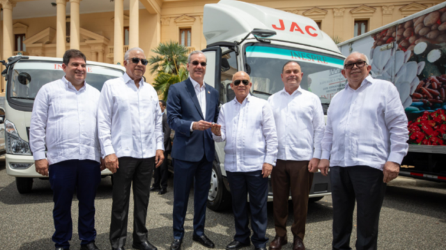 Abinader refuerza al INESPRE con nueva flotilla para combatir el alza de precios