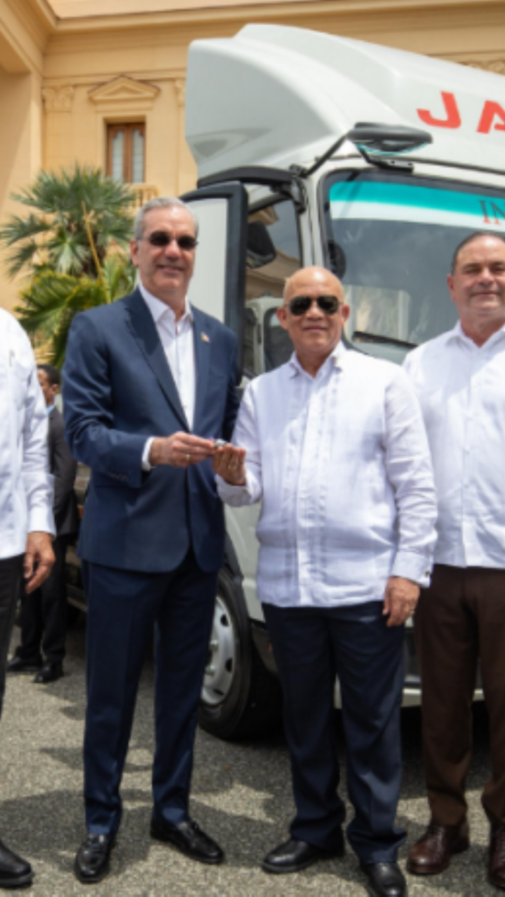 Abinader refuerza al INESPRE con nueva flotilla para combatir el alza de precios