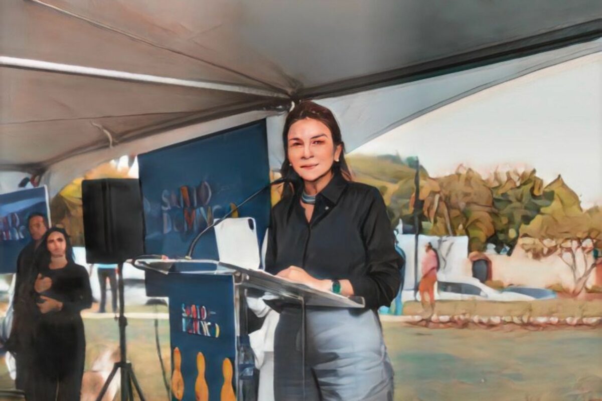 Carolina Mejía inaugura el parque Los Caminos en Arryo Hondo