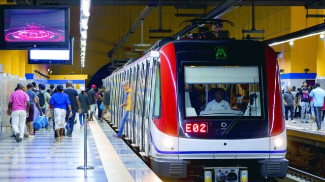 Hombros desgastados: El costo físico de conducir el Metro