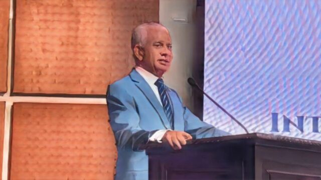 El presidente del Senado se declara «prominería responsable» pese a la prohibición de Abinader