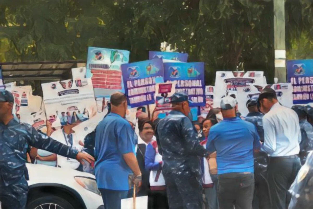 «Queremos un aumento, no queremos cuentos»: Personal administrativo de salud protesta ante el SNS bajo amenazas de despido «Queremos un aumento, no queremos cuentos»: Personal administrativo de salud protesta ante el SNS bajo amenazas de despido