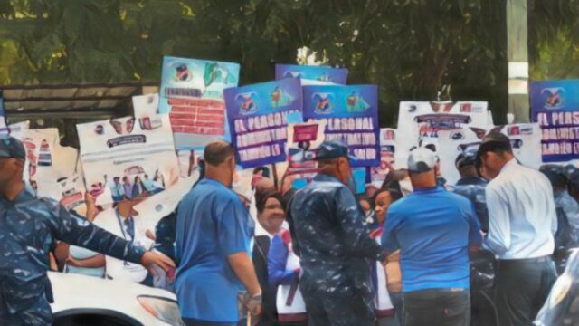 «Queremos un aumento, no queremos cuentos»: Personal administrativo de salud protesta ante el SNS bajo amenazas de despido