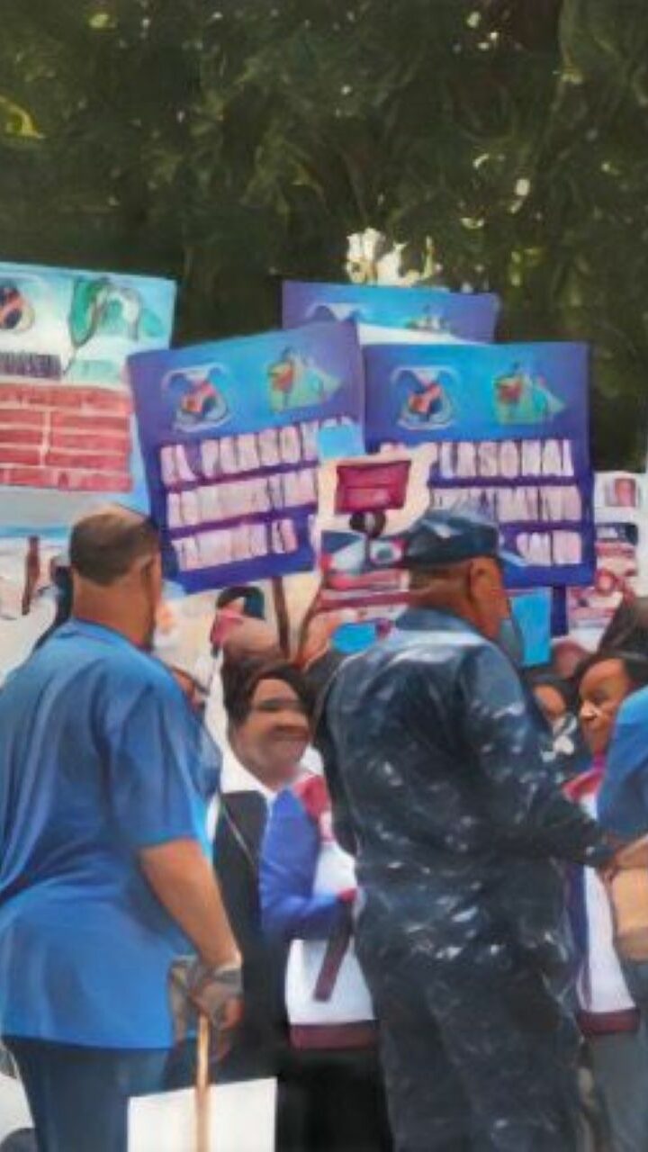 «Queremos un aumento, no queremos cuentos»: Personal administrativo de salud protesta ante el SNS bajo amenazas de despido