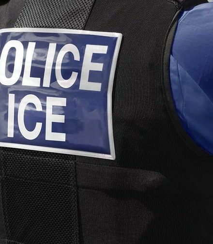 Nueva York prohíbe a ICE operar en escuelas e iglesias sin orden judicial y veta el uso de máscaras a sus agentes