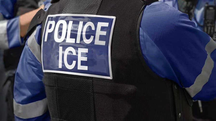 Nueva York prohíbe a ICE operar en escuelas e iglesias sin orden judicial y veta el uso de máscaras a sus agentes