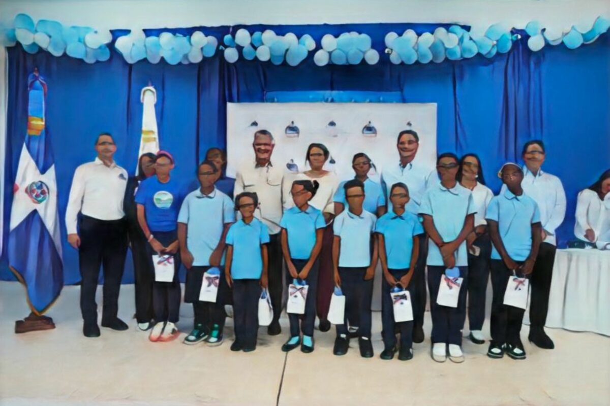 INABIE mejora la salud visual de 81 estudiantes de Samaná con la entrega de lentes correctivos