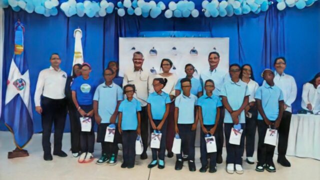 INABIE mejora la salud visual de 81 estudiantes de Samaná con la entrega de lentes correctivos