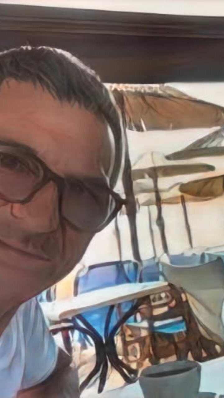 Pánico en pleno vuelo: Mujer evita que su esposo sea succionado tras desprenderse ventanilla de un avión