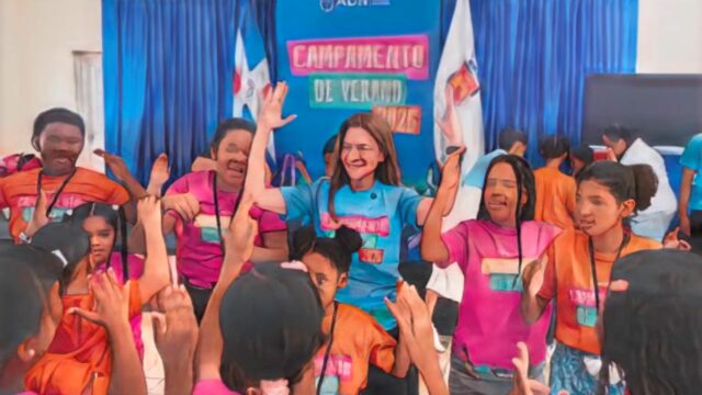 Carolina Mejía promueve el reciclaje y los valores al compartir con cientos de niños en campamento de verano