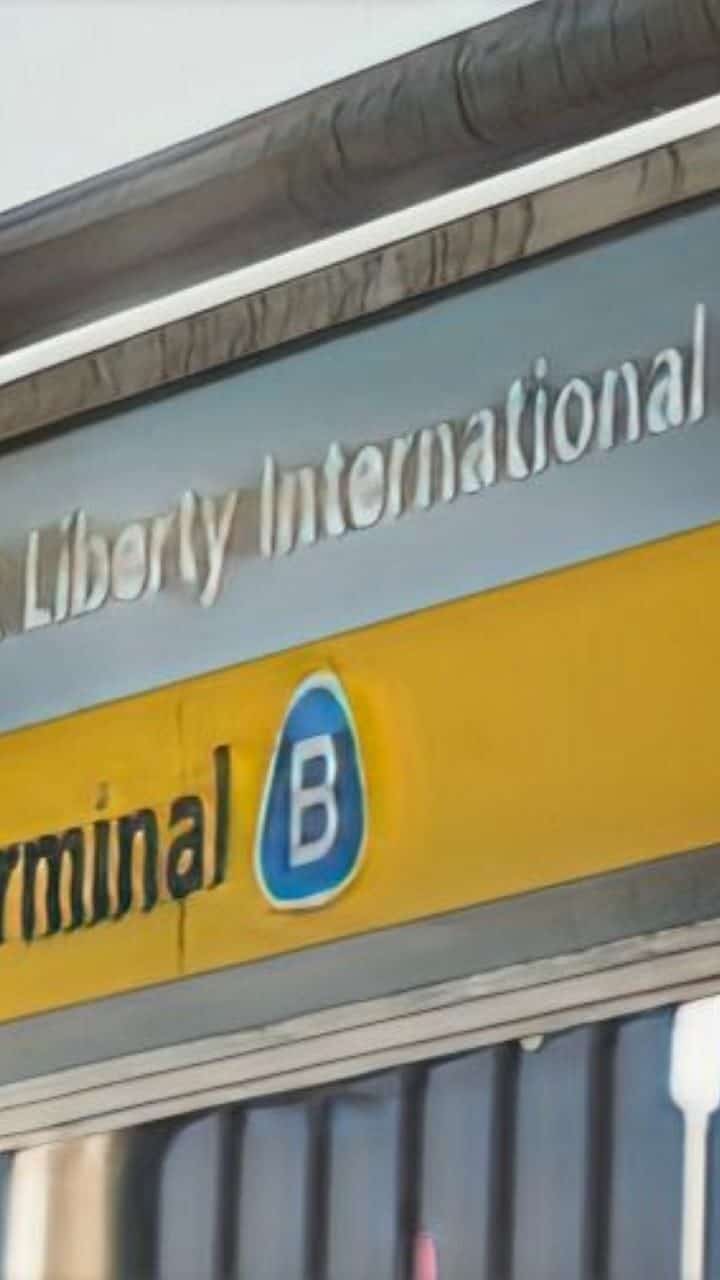 Autobús choca contra un muro en el Aeropuerto de Newark dejando 13 heridos