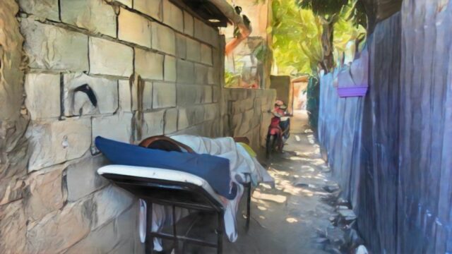 Sobreviviente de agresión en La Vega convalece en un callejón por el intenso calor dentro de su vivienda