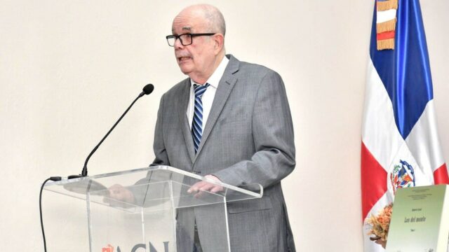Roberto Cassá tilda de «temerarias» las críticas de la ADP sobre los libros de historia y niega que promuevan la desnacionalización